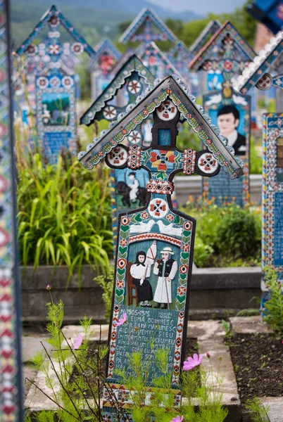SAPANTA, ROMÉNIA - 12 de julho de 2018 - Cruzes de madeira pintadas no famoso Merry Cemetery in Maramures, um monumento único e divertido e incomum em todo o mundo — Fotografia de Stock