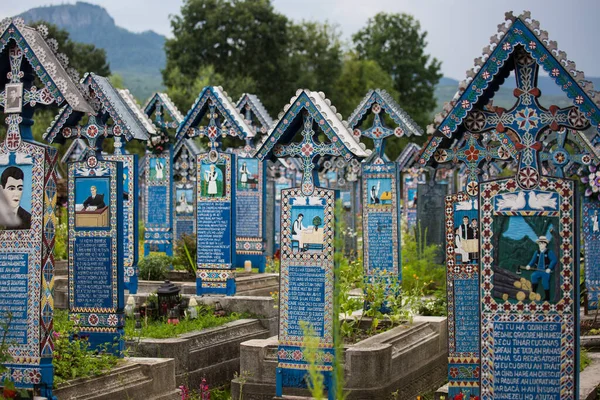 SAPANTA, ROMANIA - 12 Temmuz 2018 - Maramures 'daki ünlü Merry Mezarlığı' nda boyanmış ahşap haçlar, eşsiz, eğlenceli ve dünyanın en sıradışı anıtı