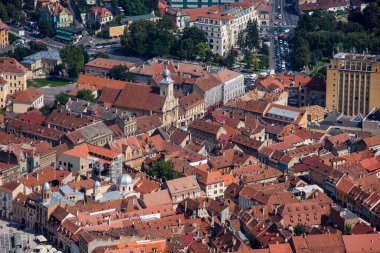 Romanya 'nın Transilvanya kentindeki ortaçağ Brasov kasabasının kırmızı kiremitli çatıları üzerinde hava manzarası. Avrupa