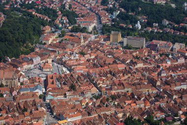 Romanya 'nın Transilvanya kentindeki ortaçağ Brasov kasabasının kırmızı kiremitli çatıları üzerinde hava manzarası. Avrupa