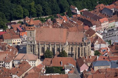 Romanya 'nın Transilvanya kentindeki ortaçağ Brasov kasabasının kırmızı kiremitli çatıları üzerinde hava manzarası. Avrupa