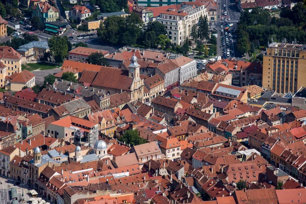 Romanya 'nın Transilvanya kentindeki ortaçağ Brasov kasabasının kırmızı kiremitli çatıları üzerinde hava manzarası. Avrupa