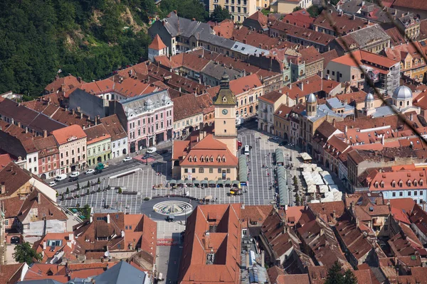 Légi felvétel a középkori Brassó város piros csempézett tetőiről Erdélyben, Romániában. Európa — Stock Fotó