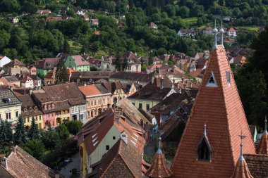 Brasov, Romanya-14 Haziran 2018: Romanya 'nın Transilvanya kentindeki ortaçağ Brasov kentinin kırmızı kiremitli çatılarıyla ilgili hava manzarası. Avrupa