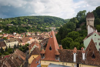 Brasov, Romanya-14 Haziran 2018: Romanya 'nın Transilvanya kentindeki ortaçağ Brasov kentinin kırmızı kiremitli çatılarıyla ilgili hava manzarası. Avrupa