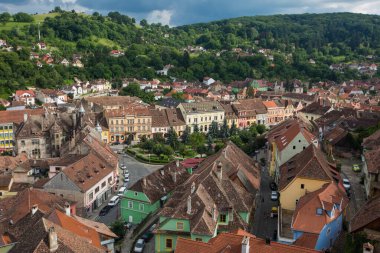 Brasov, Romanya-14 Haziran 2018: Romanya 'nın Transilvanya kentindeki ortaçağ Brasov kentinin kırmızı kiremitli çatılarıyla ilgili hava manzarası. Avrupa