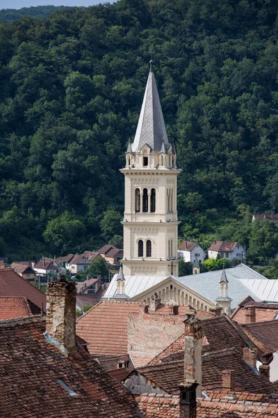 Légi felvétel a középkori Brassó város piros csempézett tetőiről Erdélyben, Romániában. Európa — Stock Fotó