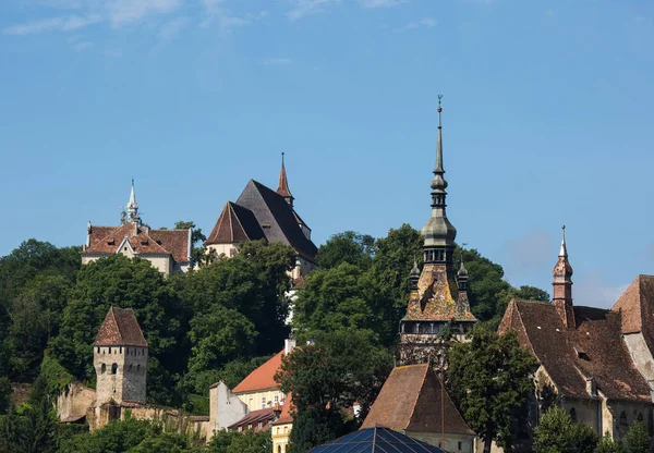 Brassó, Románia-június 14 2018: Légi felvétel a középkori Brassó város piros csempézett tetőiről Erdélyben, Romániában. Európa — Stock Fotó