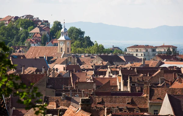 Brassó, Románia-június 14 2018: Légi felvétel a középkori Brassó város piros csempézett tetőiről Erdélyben, Romániában. Európa — Stock Fotó