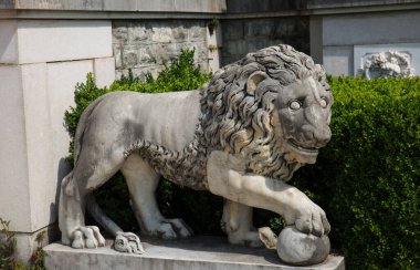 Romanya 'nın Sinaia kentindeki Peles kalesinde mermer heykeller bulunan güzel bir park