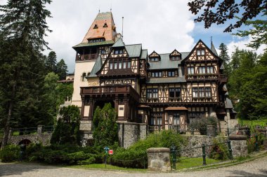 Romanya 'nın Peles Kalesi' nin panoramik manzarası. Ünlü Neo-Rönesans şatosu ve Avrupa 'daki Karpatya Dağları' ndaki süs bahçesi..