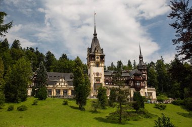Romanya 'nın Peles Kalesi' nin panoramik manzarası. Ünlü Neo-Rönesans şatosu ve Avrupa 'daki Karpatya Dağları' ndaki süs bahçesi..