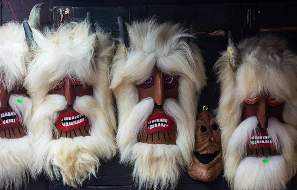 布拉索夫，罗马尼亚- 2018年6月14日：传统的罗马尼亚民间德拉库拉面具。可怕的罗马尼亚纪念品 — 图库照片