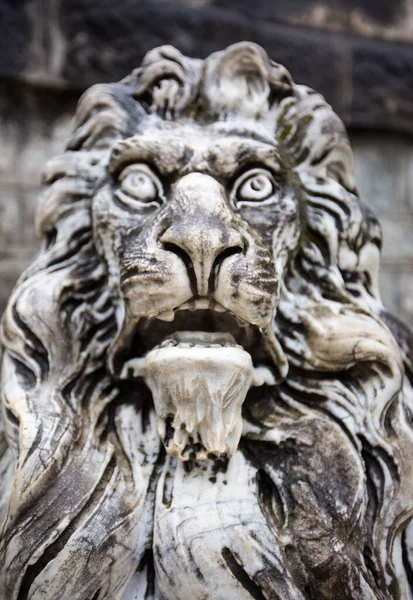 Belo parque com estátuas de mármore no castelo de Peles, Sinaia, Romênia — Fotografia de Stock