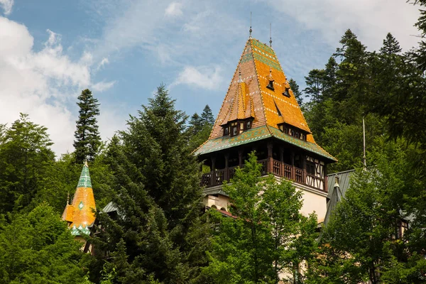 Panorámás kilátás a Peles kastélyra, Románia. Híres neoreneszánsz kastély és díszkert Sinaia-ban, Kárpátok Európában. — Stock Fotó