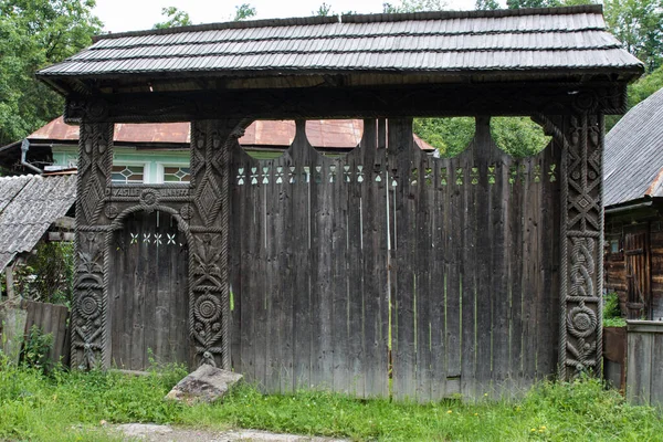 Maramures, Romania-14 Juni 2018: Gerbang kayu kuno berukir tradisional. — Stok Foto