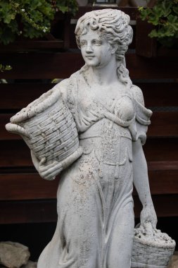 Sinaia, Romanya-14 Haziran 2018: Peles kalesinde mermer heykeller bulunan güzel bir park