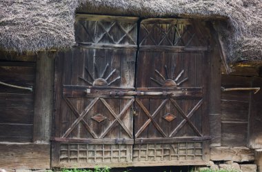 Maramures, Romanya-14 Haziran 2018: Geleneksel oyma ahşap kapı.