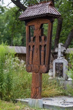 Maramures, Romanya-14 Haziran 2018: Geleneksel oyma ahşap mezar taşı haçı