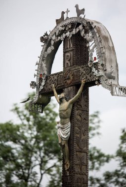 Maramures, Romanya-14 Haziran 2018: Geleneksel oyma ahşap mezar taşı haçı