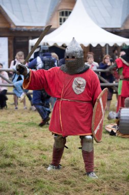 Torzhok, Rusya -15 Ağustos 2020: Avrupa ve Rusya 'dan birçok figüran ve yeniden yapılanma grubunun katılımıyla ortaçağ savaşının yeniden inşası