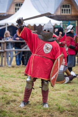 Torzhok, Rusya -15 Ağustos 2020: Avrupa ve Rusya 'dan birçok figüran ve yeniden yapılanma grubunun katılımıyla ortaçağ savaşının yeniden inşası