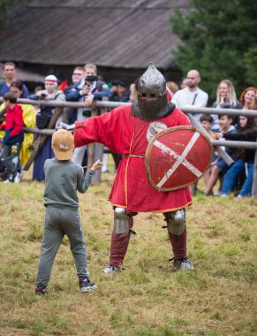 Torzhok, Rusya -15 Ağustos 2020: Avrupa ve Rusya 'dan birçok figüran ve yeniden yapılanma grubunun katılımıyla ortaçağ savaşının yeniden inşası