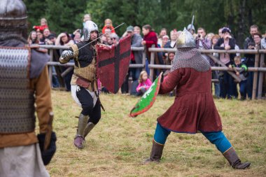 Torzhok, Rusya -15 Ağustos 2020: Avrupa ve Rusya 'dan birçok figüran ve yeniden yapılanma grubunun katılımıyla ortaçağ savaşının yeniden inşası