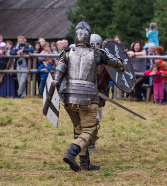 Torzhok, Rusya -15 Ağustos 2020: Avrupa ve Rusya 'dan birçok figüran ve yeniden yapılanma grubunun katılımıyla ortaçağ savaşının yeniden inşası