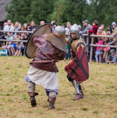 Torzhok, Rusya -15 Ağustos 2020: Avrupa ve Rusya 'dan birçok figüran ve yeniden yapılanma grubunun katılımıyla ortaçağ savaşının yeniden inşası