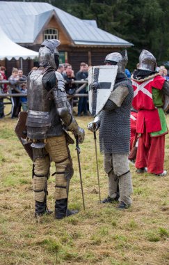 Torzhok, Rusya -15 Ağustos 2020: Avrupa ve Rusya 'dan birçok figüran ve yeniden yapılanma grubunun katılımıyla ortaçağ savaşının yeniden inşası