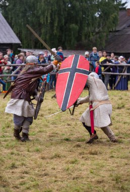 Torzhok, Rusya -15 Ağustos 2020: Avrupa ve Rusya 'dan birçok figüran ve yeniden yapılanma grubunun katılımıyla ortaçağ savaşının yeniden inşası