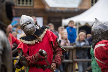 Torzhok, Rusya -15 Ağustos 2020: Avrupa ve Rusya 'dan birçok figüran ve yeniden yapılanma grubunun katılımıyla ortaçağ savaşının yeniden inşası