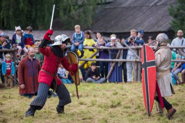Torzhok, Rusya -15 Ağustos 2020: Avrupa ve Rusya 'dan birçok figüran ve yeniden yapılanma grubunun katılımıyla ortaçağ savaşının yeniden inşası