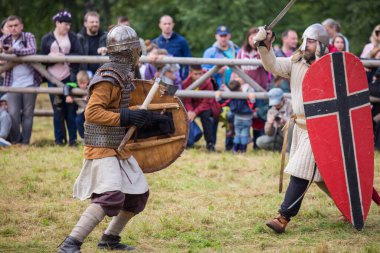 Torzhok, Rusya -15 Ağustos 2020: Avrupa ve Rusya 'dan birçok figüran ve yeniden yapılanma grubunun katılımıyla ortaçağ savaşının yeniden inşası