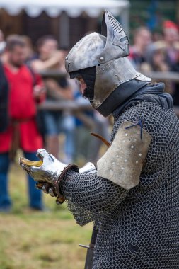 Torzhok, Rusya -15 Ağustos 2020: Avrupa ve Rusya 'dan birçok figüran ve yeniden yapılanma grubunun katılımıyla ortaçağ savaşının yeniden inşası