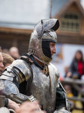 Torzhok, Rusya -15 Ağustos 2020: Avrupa ve Rusya 'dan birçok figüran ve yeniden yapılanma grubunun katılımıyla ortaçağ savaşının yeniden inşası