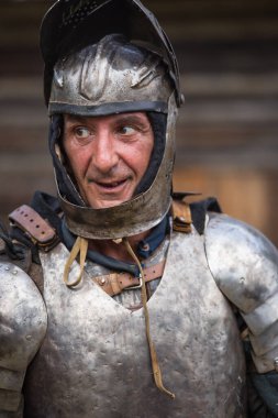 Torzhok, Rusya -15 Ağustos 2020: Avrupa ve Rusya 'dan birçok figüran ve yeniden yapılanma grubunun katılımıyla ortaçağ savaşının yeniden inşası