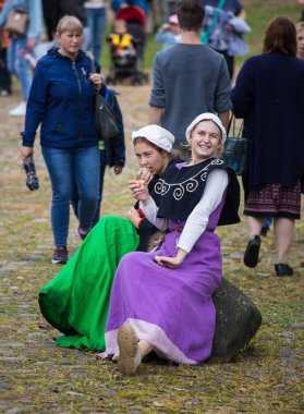 Torzhok, Rusya -15 Ağustos 2020: Avrupa 'nın ortaçağ kostümünde tarihi tercümanlar yeniden yapılandırılıyor. Eski bir tarihi elbise içindeki bir kadının portresi