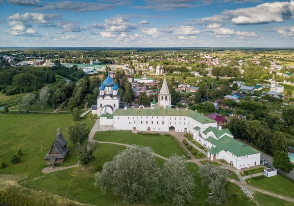 A antiga cidade de Suzdal. Vista da torre sineira do Venerável. Anel de ouro da Rússia. Região de Vladimir. — Fotografia de Stock