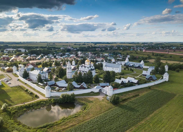 De oude stad Suzdal. Uitzicht vanaf de klokkentoren van de eerbiedwaardige. Gouden ring van Rusland. Vladimir-regio. — Stockfoto