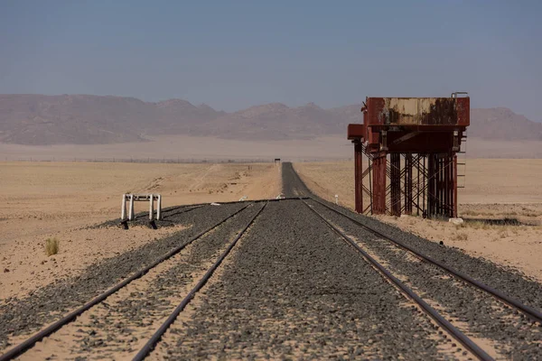 Verlaten en vergeten spoorweg wordt overgenomen door binnenvallende zandstorm, Kolmanskop spookstad, Namib Desert. Afrika — Stockfoto