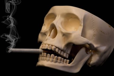 Siyah arka planda izole sigara sigara ile Skull. Ölüm kanseri kavramı