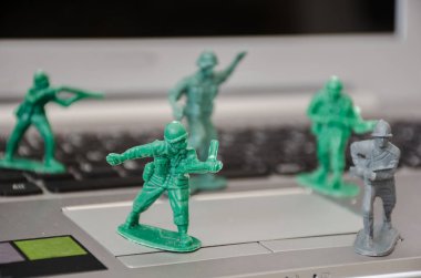 Bilgisayar virüsleri saldırı karşı savunmak için bir dizüstü bilgisayar klavye üzerinde konumlandırılmış oyuncak askerler