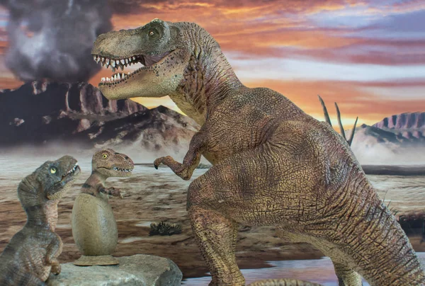 Zoete baby Tyrannosaurus Rex in ei met kleine broer en moeder Tyrannosaurus Rex met vulkaan op de achtergrond — Stockfoto