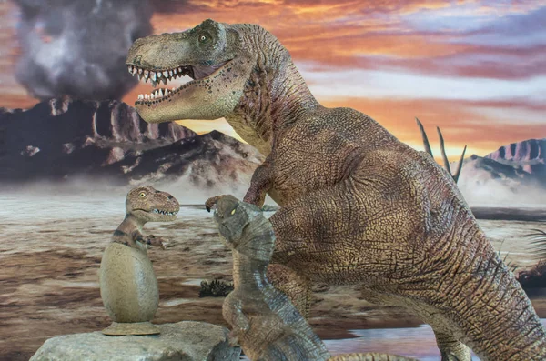 Doux bébé tyrannosaure rex en oeuf avec petit frère et mère tyrannosaure rex avec volcan en arrière-plan — Photo