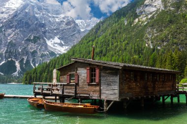 İtalya'nın kuzeyinde arka planda dağlar ile baharda canlı renklerile Braies Gölü