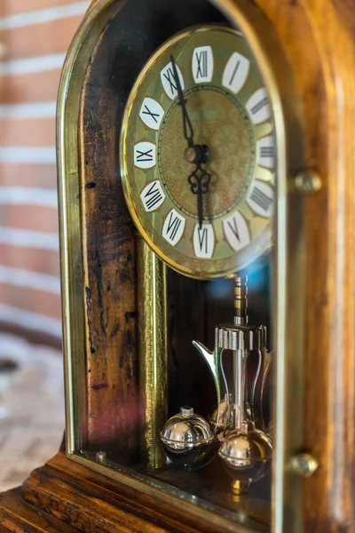 벽돌 벽 배경 골동품 황금 나무 시계 — 스톡 사진