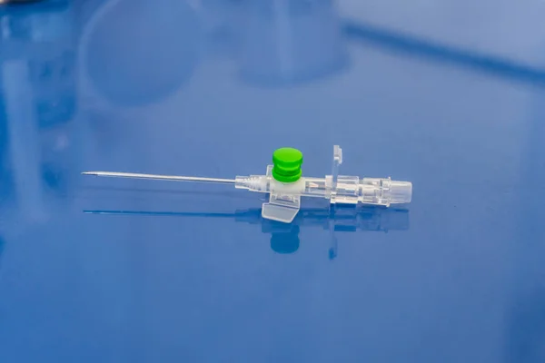 Peripheral venous catheter placed on the therapy trolley in the infirmary — Stock Photo, Image