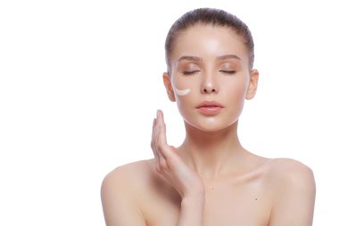 Güzel bir genç kadın, cilt bakım kremi ile portresi